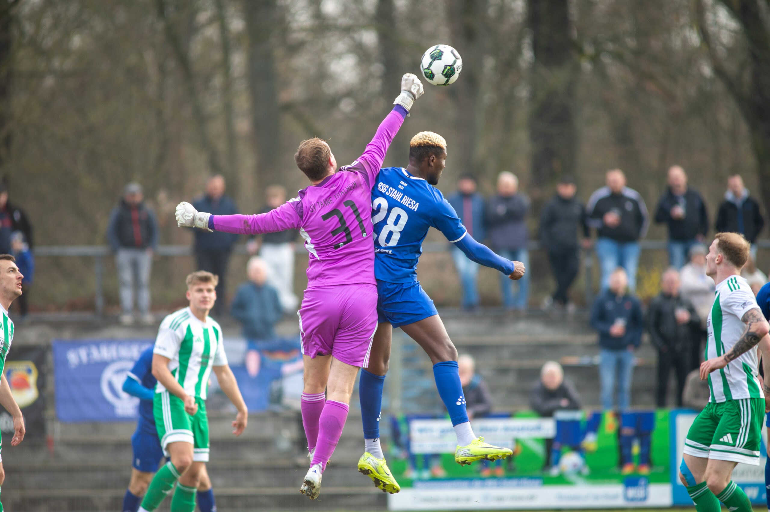 Risaer schlagen Tannen spät nach großem Kampf